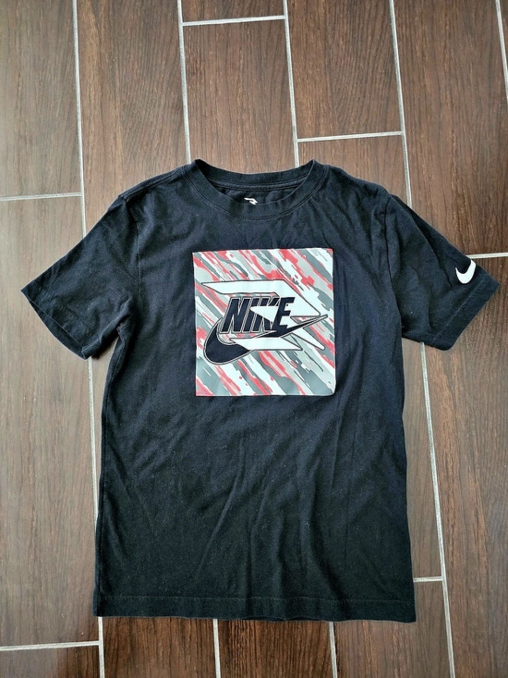 Nike Graphic Tee in Black & Red Size Large